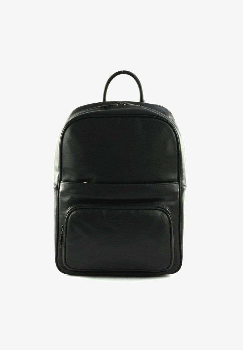 Zaino in pelle nera con una forma arrotondata, una maniglia superiore e una tasca anteriore con zip. Texture liscia con dettagli di cucitura sottili.