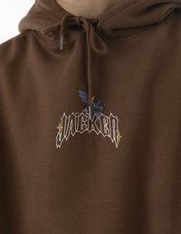 Felpa marrone con cappuccio e cordino, decorata con una grafica di un pipistrello e la parola "JACKER" in carattere grassetto bianco con accenti gialli a forma di stella.