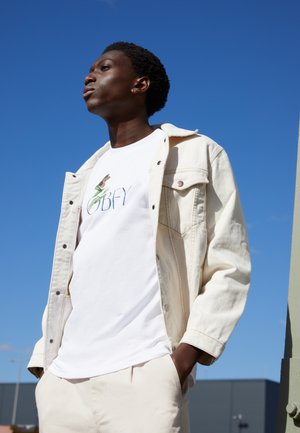 GROWTH - Printtipaita - white