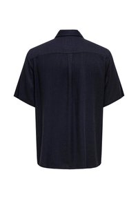 Kurzärmliges, dunkelblaues Hemd mit geradem Schnitt, Kragen und Faltendetail auf dem Rücken. Hergestellt aus einem glatten, leichten Stoff.