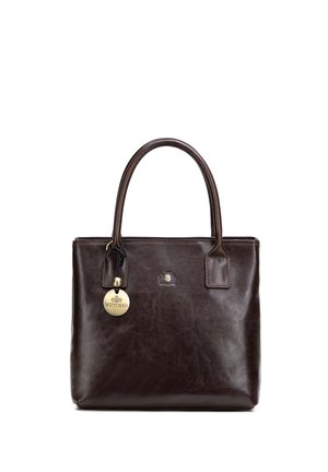 Dunkelbraune Lederhandtasche mit zwei Griffen und einem runden goldfarbenen Anhänger mit eingraviertem „WITTCHEN“-Logo.