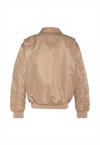 Beige Bomberjacke mit glatter Satin-Oberfläche, gerippten Bündchen und lockerer Passform, ohne sichtbare Beschläge oder Muster.