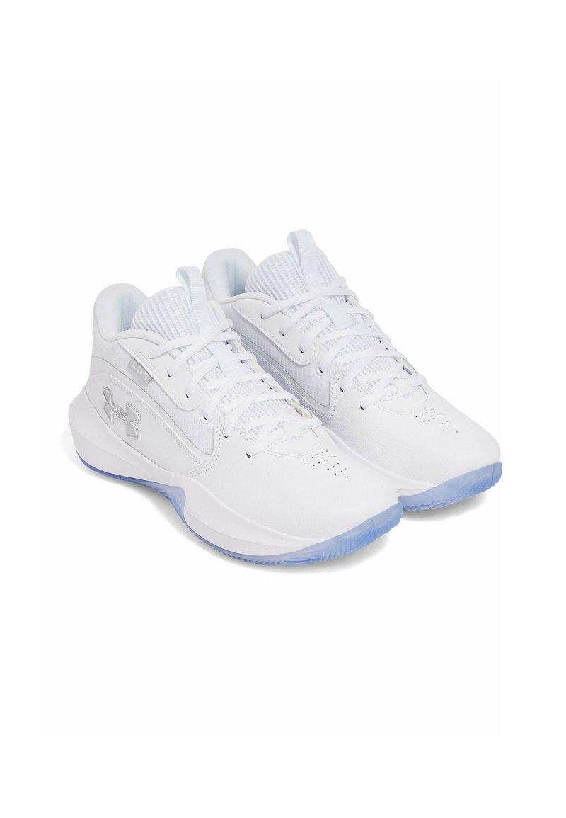 Baskets de sport blanches avec une tige synthétique lisse, des accents en maille et une semelle en caoutchouc bleu clair. Les caractéristiques incluent des lacets ronds et des perforations de ventilation.