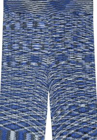 Gebreide blauwe legging met een textuurpatroon met horizontale en verticale strepen in donkerblauw, lichtblauw en grijstinten.