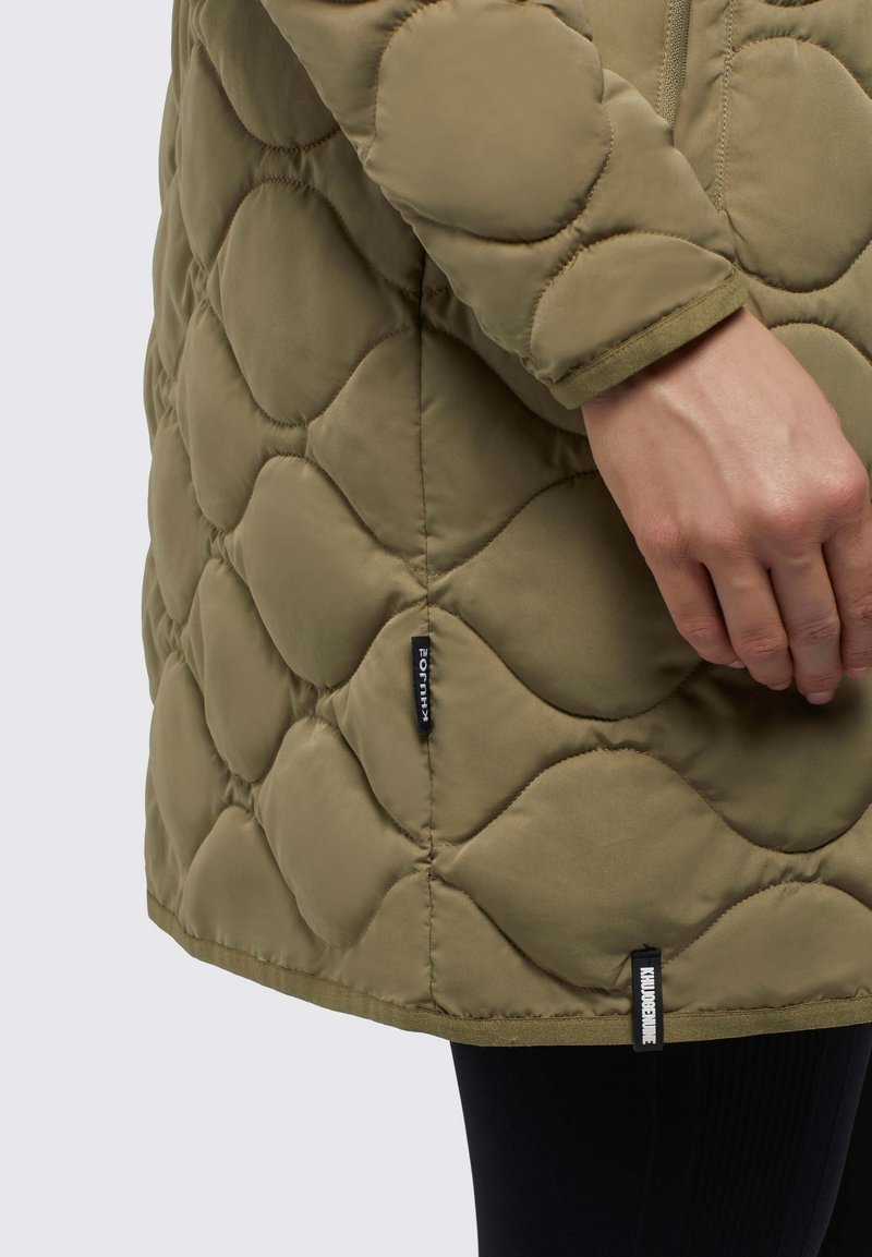 Olivgrüner, gesteppter Langjacke mit einer weichen Textur, abgerundeten Stichmuster, Reißverschluss und sichtbaren Markenetiketten am Saum.