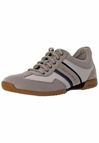 Graue Wildleder- und Stoff-Sneaker mit Schnürverschluss, gestreiften Akzenten in Blau und Weiß sowie einer braunen Gummisohle. Verfügt über eine abgerundete Zehenpartie.