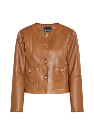 Jachetă din piele maro cu guler rotund, închidere cu butoane aurii și două buzunare frontale. Textură fină, croi ajustat și mâneci lungi.