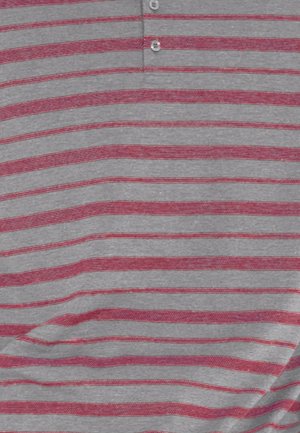 Polo grigio con righe orizzontali rosse, dotato di una patta con tre bottoni e un tessuto liscio e strutturato.