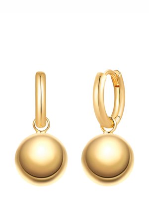 Goldene Creolen mit glatten, polierten kugelförmigen Anhängern, die von jedem Creolen an weißem Hintergrund hängen.