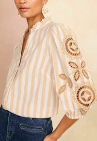 Love & Roses RUFFLE V NECK 3/4 SLEEVE - REGULAR FIT - Gombos blúz - beige cutwork