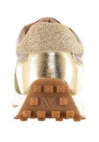 Zapato con un tacón dorado brillante, acentos metálicos dorados y un upper texturizado. Suela de goma con un patrón de agarre para mayor tracción.