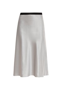 Jupe midi en satin argenté à texture lisse avec ceinture élastique noire, ourlet évasé, sans motifs ni ornements.