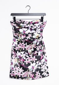 Abito nero senza spalline con vivaci motivi floreali in rosa e bianco, caratterizzato da una silhouette aderente e dettagli di design arricciati. Appeso a una gruccia nera.