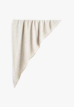 Licht beige driehoekige sjaal gemaakt van zachte, gestructureerde stof. Heeft een ruwe rand en een klein logo-label aan de onderkant.