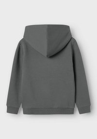 Grijze hoodie met een grote capuchon, geribbelde manchetten en zoom. Gladde textuur en minimalistisch ontwerp zonder zichtbare patronen of accenten.