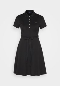 Czarna sukienka polo z dopasowaną górą, krótkimi rękawami, zapięciem na trzy guziki oraz związanym paskiem w talii. Wykonana z gładkiego materiału.