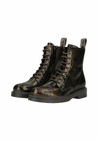 Des bottes de combat à lacets arborent un motif métallique en cuir de serpent dans des tons de vert foncé et de bronze, avec des zips sur les côtés et des semelles en caoutchouc texturé.