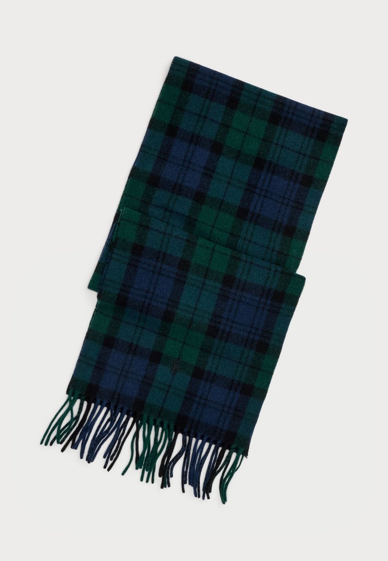 Brettet ullskjerf med grønn, blå og svart tartan-rutemønster og frynser i endene på hvit bakgrunn.