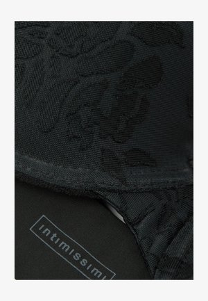 Sort blomsterkant-bh med tekstureret stof, blød foring og diskrete mønsterdetaljer. Mærket "intimissimi" står indeni.