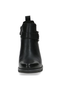 Botín de tobillo de cuero negro con un acabado suave, punta afilada, correa de hebilla lateral y lengüeta en la parte trasera para facilitar su colocación.