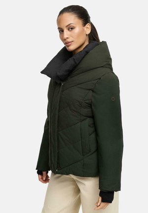 Donkergroen gewatteerde jas met een asymmetrische zwarte kraag, geborduurd patroon, vooraan met ritssluiting en logo op de linker mouw.