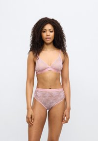 Ροζ δαντελένιο σουτιέν και ψηλόμεσο κιλοτάκι με λουλουδένιο σχέδιο. Και τα δύο διαθέτουν απαλό υλικό και λεπτές τιράντες, με λεπτομέρεια από ροζ ελαστική ταινία.