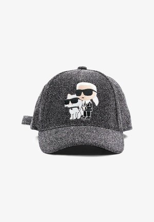 Cappello grigio con trama, con ricamo di un cartone animato che raffigura una persona con capelli bianchi e occhiali da sole accanto a un cane anch'esso con occhiali da sole.