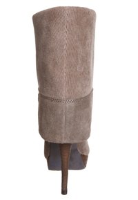 Brązowy zamszowy botek na wysokim obcasie z teksturowanym wierzchem z korduroyu, spiczastym noskiem i smukłym obcasem stiletto, z kontrastującymi detalami szwów.