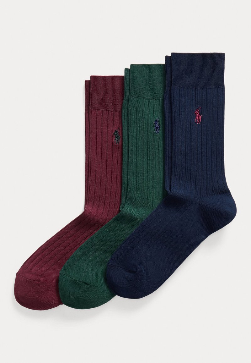 Três pares de meias caneladas em burgundy, verde e azul-marinho. Cada meia apresenta um pequeno logo bordado perto do topo. Tecido de malha macio.