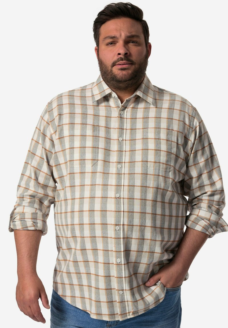 Camisa de hombre de botones en beige, con un estampado a cuadros que presenta líneas grises y naranjas. Hecha de una tela texturizada, con mangas largas arremangadas.