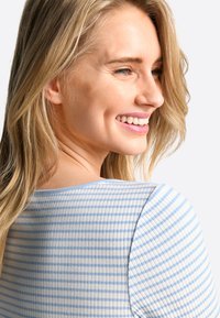 Gestreiftes Oberteil in Blau und Weiß mit einer gerippten Textur und einem runden Ausschnitt. Es hat kurze Ärmel und eine taillierte Silhouette.