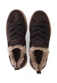 Braune Wildleder-Hochtop-Sneaker mit Fellfutter, strukturierten Schnürsenkeln und Gummisohlen. Mit einem weichen, plüschigen Kragen und rundem Zehenbereich.