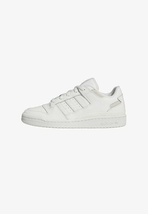 Balti Adidas žemakulniai sportiniai batai su trimis juostelėmis šone, raištelių uždarymu ir paminkštintu padu.