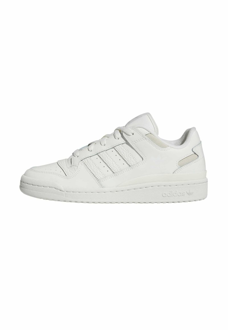 Sapatilha baixa branca da Adidas com três riscas de lado, fecho com atacadores e sola acolchoada.