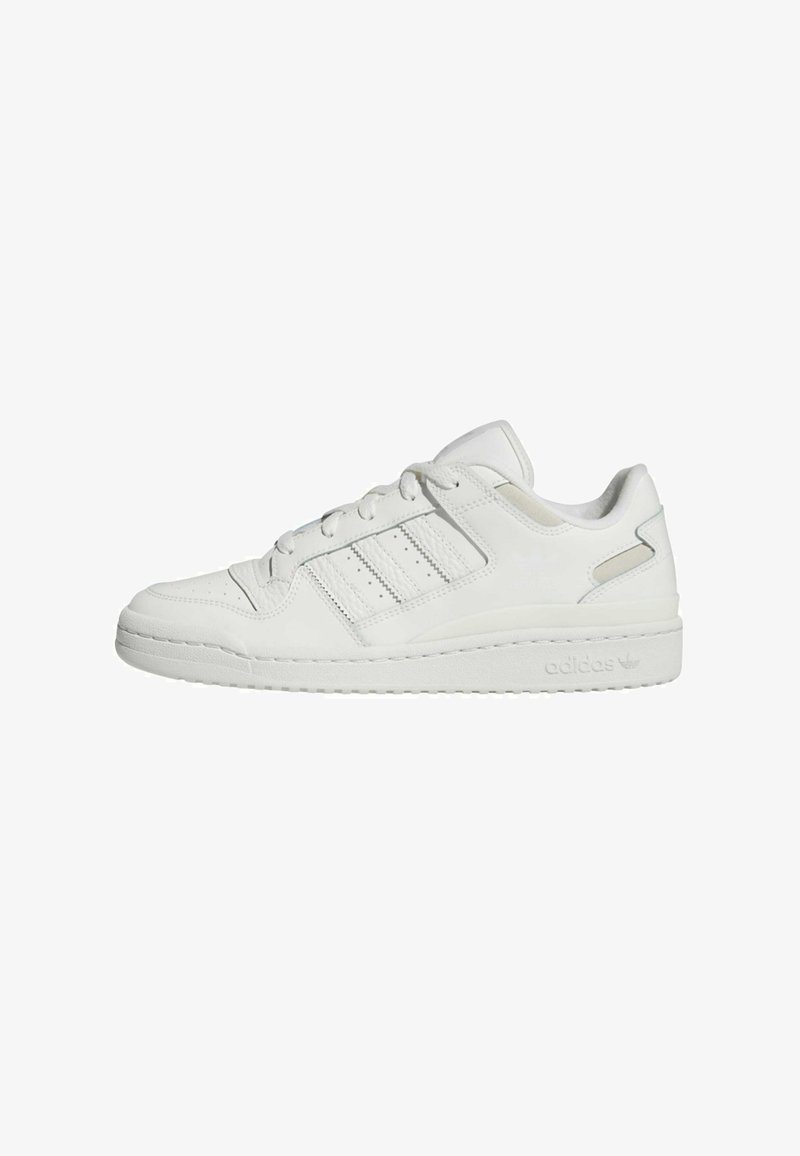 Sapatilha baixa branca da Adidas com três riscas de lado, fecho com atacadores e sola acolchoada.