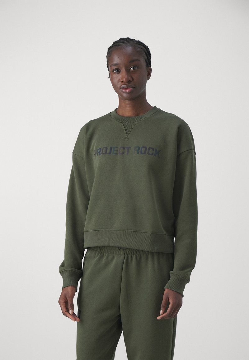 Grüner Pullover aus weichem Stoff mit geripptem Kragen und Bündchen. Auf der Vorderseite ist "PROJECT ROCK" in kräftigem Marineblau aufgedruckt.
