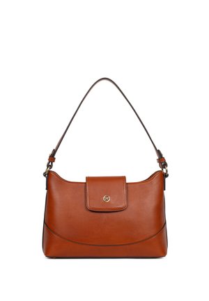 Bruine leren schoudertas met gebogen stiksels, voorflap beveiligd met een gouden ronde logo-gesp, en verstelbare riem met metalen ringen.