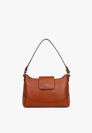 Bruine leren schoudertas met gebogen stiksels, voorflap beveiligd met een gouden ronde logo-gesp, en verstelbare riem met metalen ringen.
