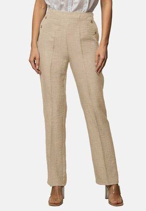 Pantalones de lino beige con cintura alta, que presentan pliegues delanteros y botones decorativos. Diseño fluido de pierna recta. Textura suave.