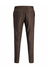 Pantaloni maro croiți, cu o textură netedă, având un croi slim, bucle pentru curea și două buzunare la spate cu închidere cu nasturi negri.