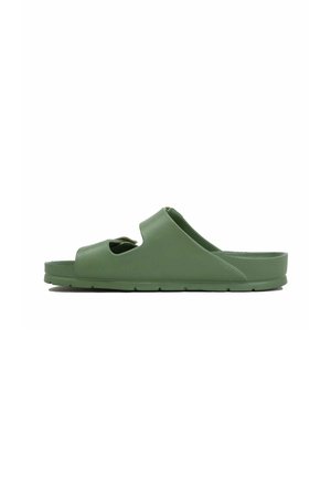 Sandalo verde slip-on con suola sagomata e due fasce traforate, progettato per un uso casual e comfort facile.