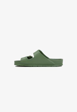 Sandalo verde slip-on con suola sagomata e due fasce traforate, progettato per un uso casual e comfort facile.