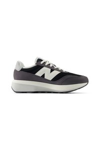 Herren-Sneaker mit Obermaterial aus grauem Wildleder, Netzpaneelen, weißem Logo und einer leichten, cremefarbenen Sohle. Schnürsenkel in einer kontrastierenden Farbe.