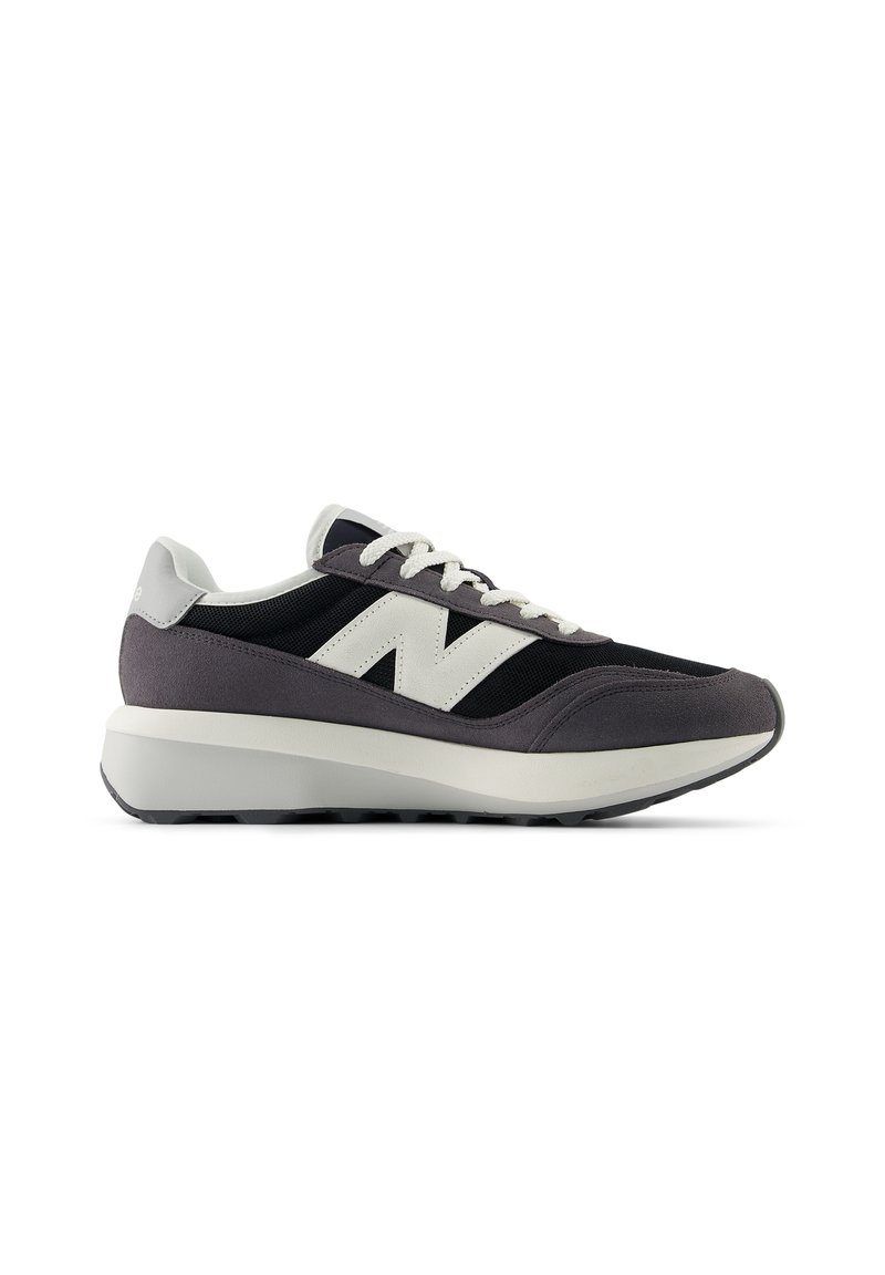 Sneakers da uomo con tomaia in pelle scamosciata grigia, pannelli in rete, logo bianco e suola leggera bianco sporco. Lacci in un colore a contrasto.
