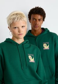 New Balance RELAXED HOODIE UNISEX - Felpa - nightwatch green