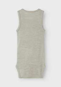 Combinaison sans manches en coton ribbé gris avec un col rond et des fermetures à pression en bas, texture lisse et forme ajustée.