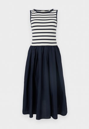 Vestito senza maniche con corpetto a righe orizzontali bianche e blu navy e gonna arricciata in tinta unita blu navy che arriva a metà polpaccio.