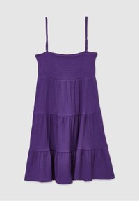 Lila maxiklänning med smockad överdel, tunna axelband och lager av textur. Justerbara axelband och en utsvängd nederdel ger extra detaljer.
