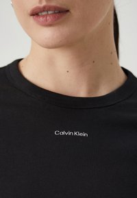Calvin Klein NANO LOGO SLIM - Ilgarankovis viršutinės dalies drabužis - black