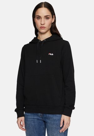 Schwarzer Kapuzenpullover aus Baumwollmischung, mit einer Kängurutasche, verstellbarem Kapuzenzug und einem kleinen weißen und roten FILA-Logo auf der Brust.